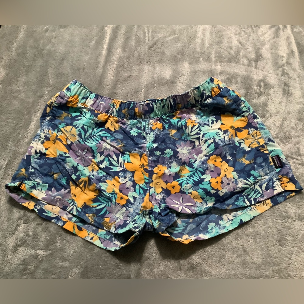 Patagonia shorts size Medium, mid-thigh length, w/pockets, worn once.